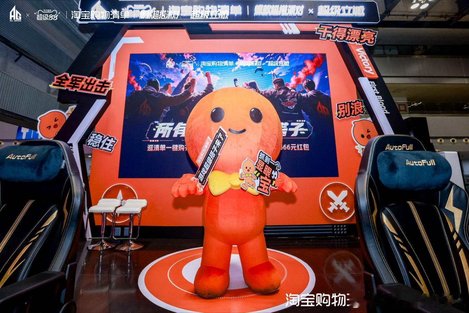 沉浸在重庆OiOi漫展的二次元氛围里，路人王对战每一场都让人直呼过瘾，线下展区福