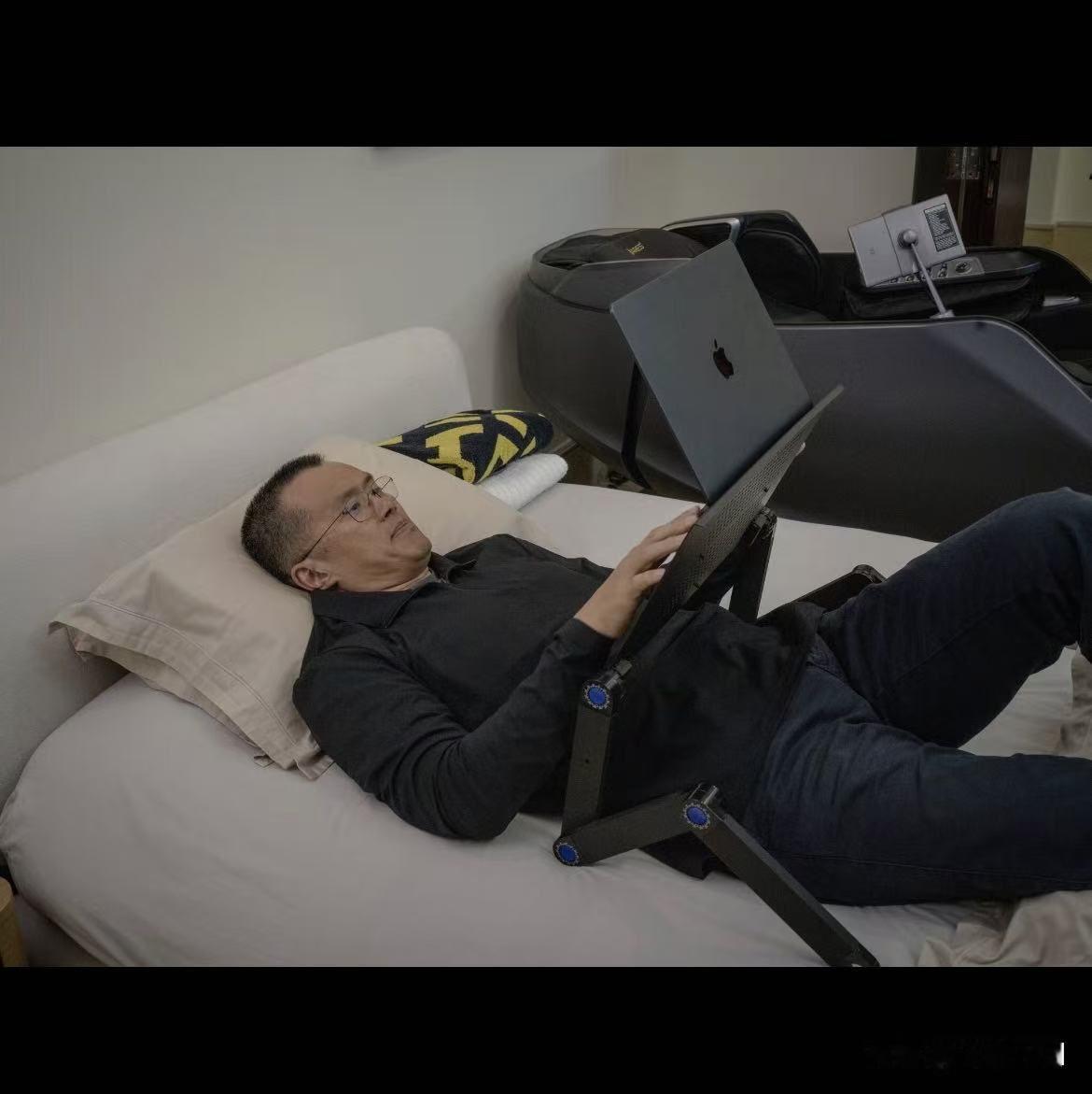 前华人首富赵长鹏视金钱如粪土纽约时报采访时，开的是二手破日产躺着的床，也是深