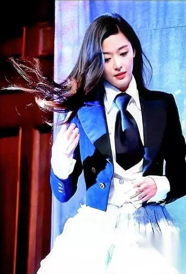 Prada下了杨幂的海报又上销量没跌，还涨了两成你猜品牌赌的啥？亚洲