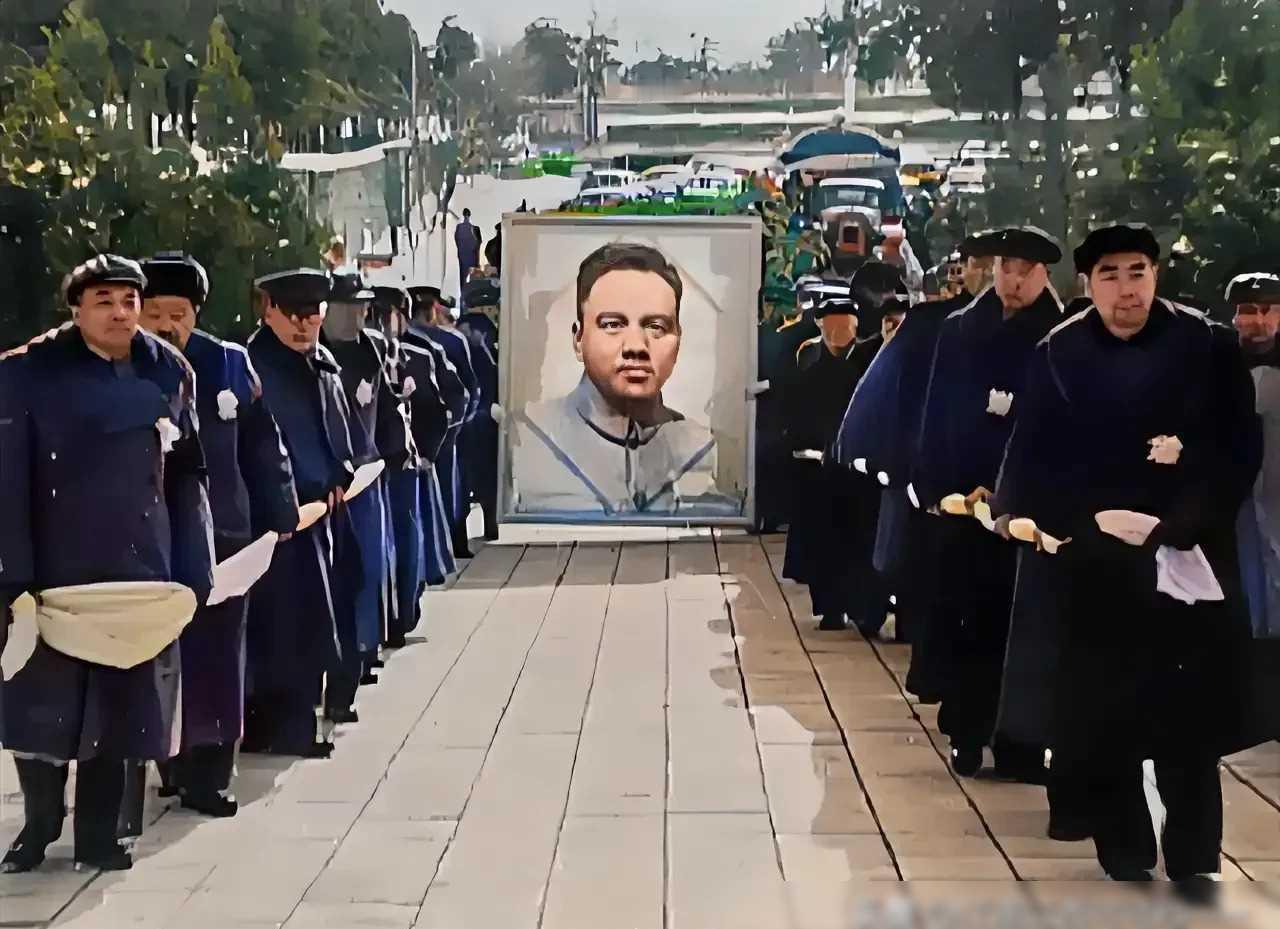 周总理与彭总共同前往机场送别一位重要人物，场面庄重而肃穆。周总理站立正中间，文官