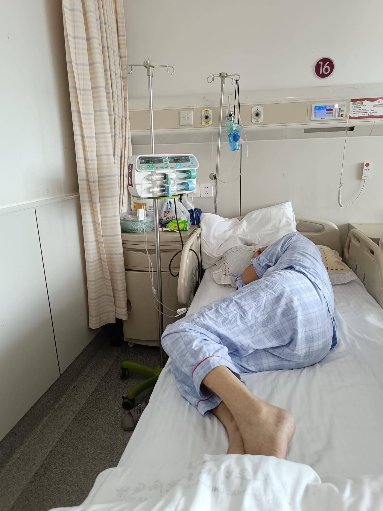 病房里一位大叔，因为心脏病住院二十多天了，准备做心脏搭桥手术，可他几项指标不达标