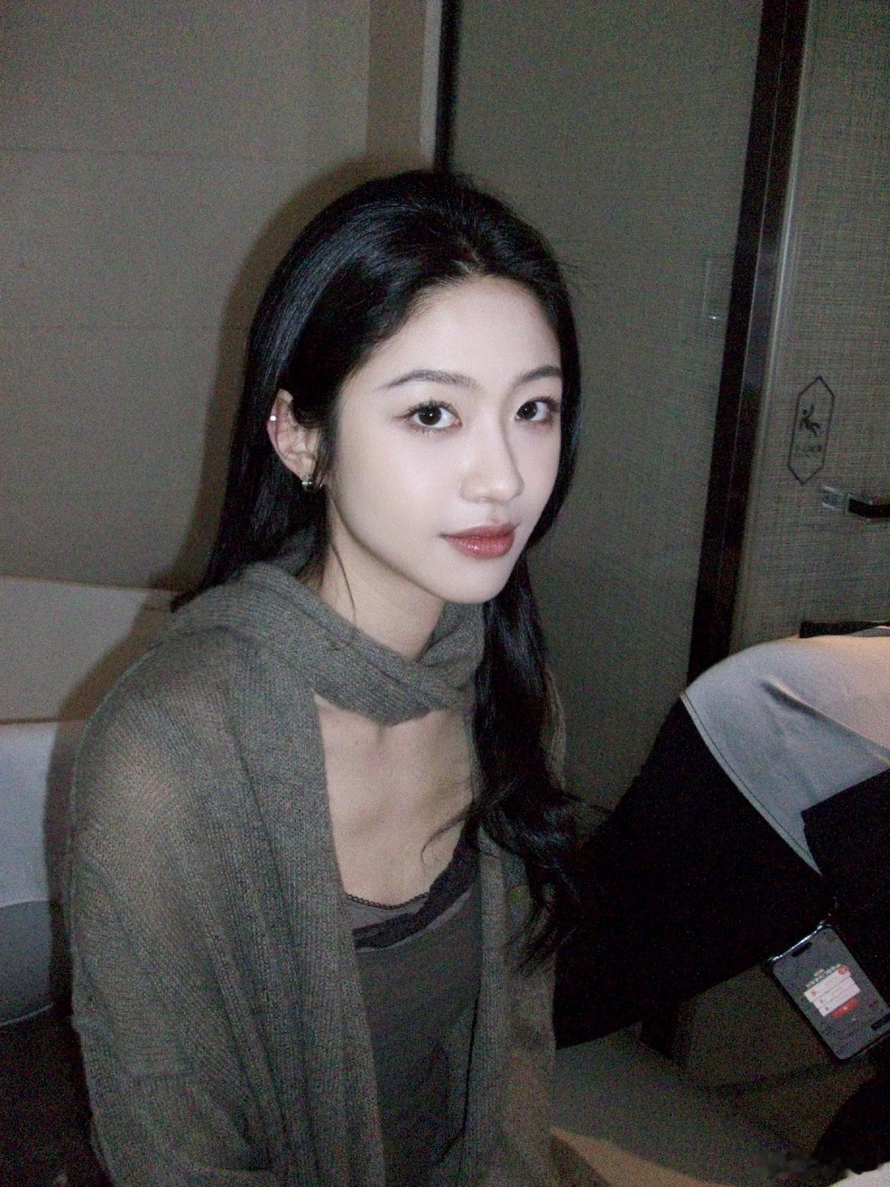 每一张照片都是大片既视感，这眼神，这气质，绝了[害羞]向涵之