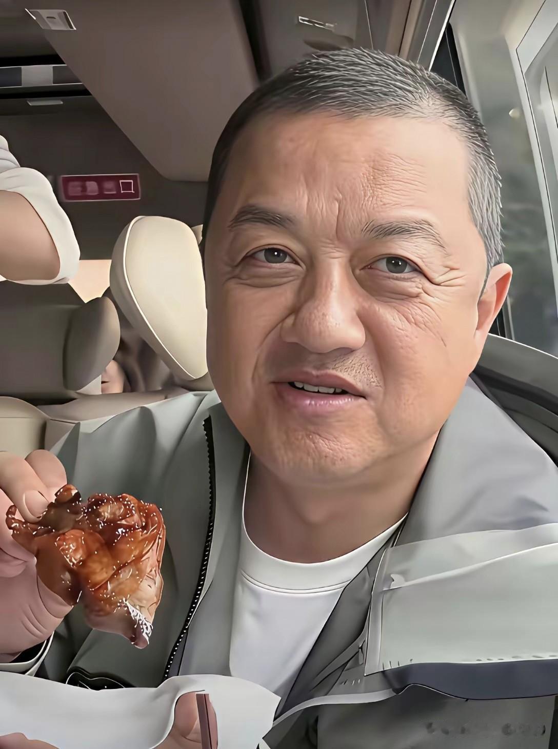 李亚鹏也太不抗老了吧，才54岁的年龄不但头发稀少而且还几乎全白了，从侧面看像一个