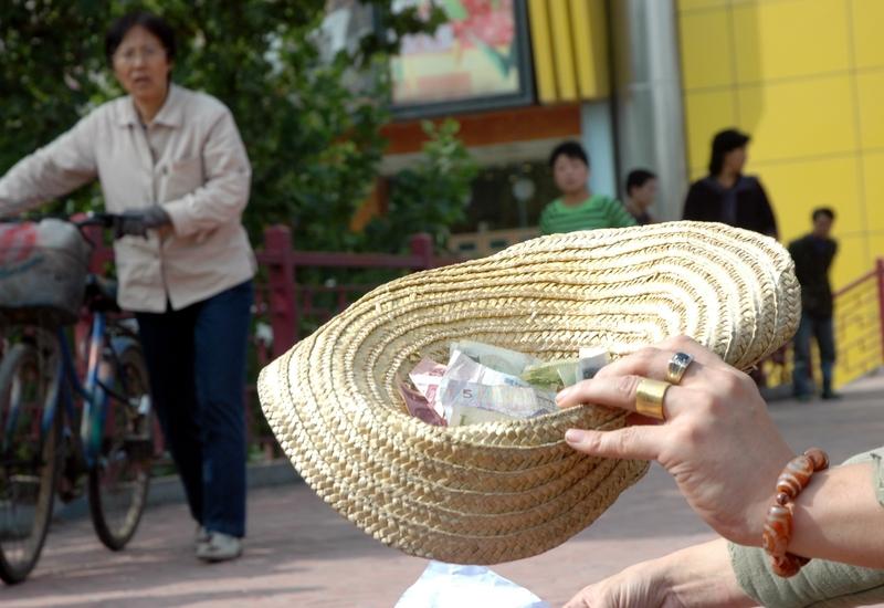 江苏无锡的钱先生开车时叼牙线棒收到罚单，这事儿可太有争议了。钱先生觉得很冤，他全