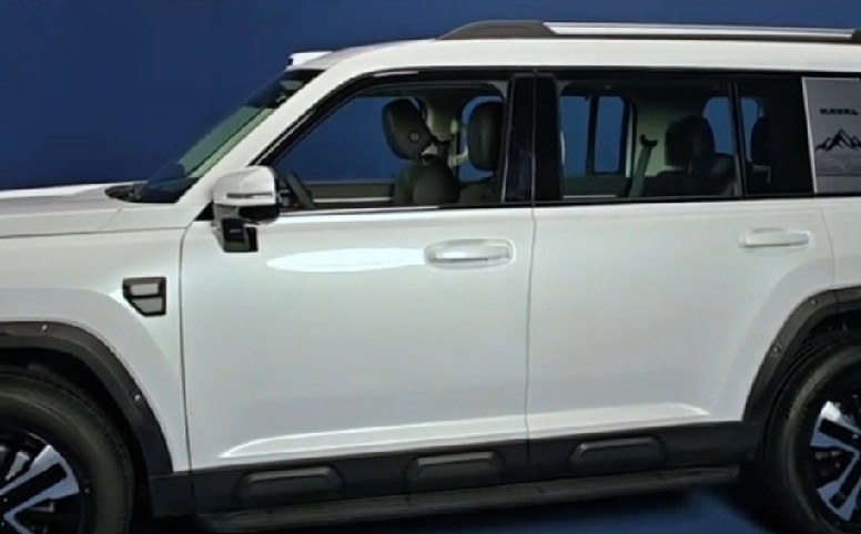 哈弗猛龙PLUS不只是加长，还把硬派越野和家用舒适玩出了新高度。首先是空间布局升