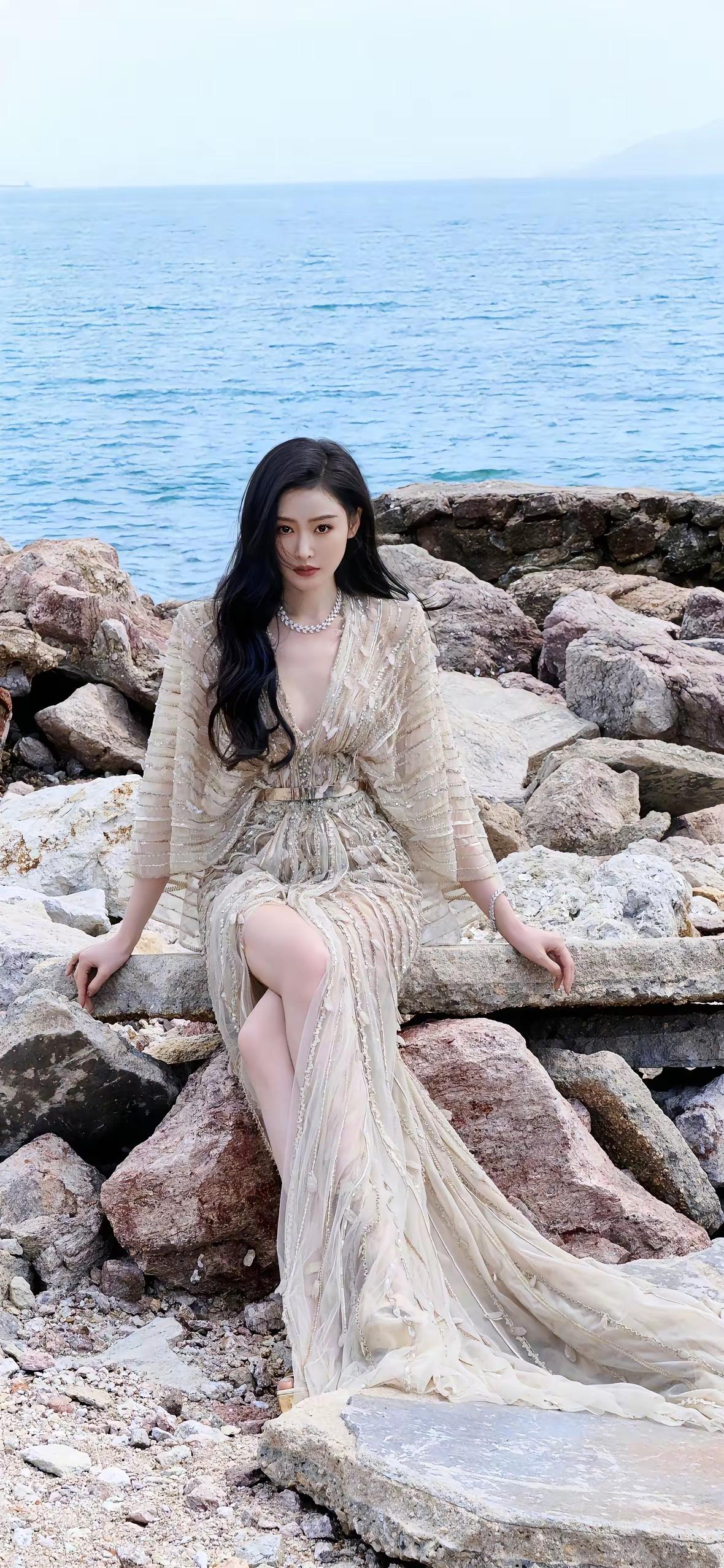 海边轻纱长裙，优雅动人，宛如海边的精灵。