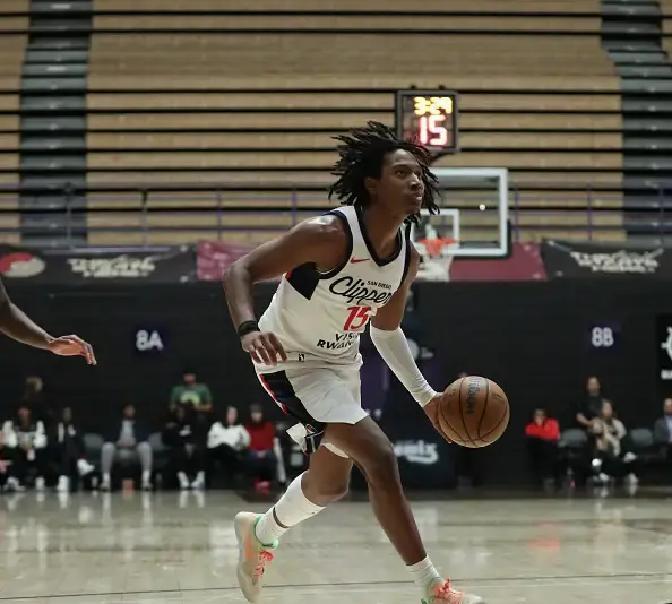 快船再动刀！1场就裁人双向合同只给能打的人。雷吉·丹尼斯12月才到队，1月