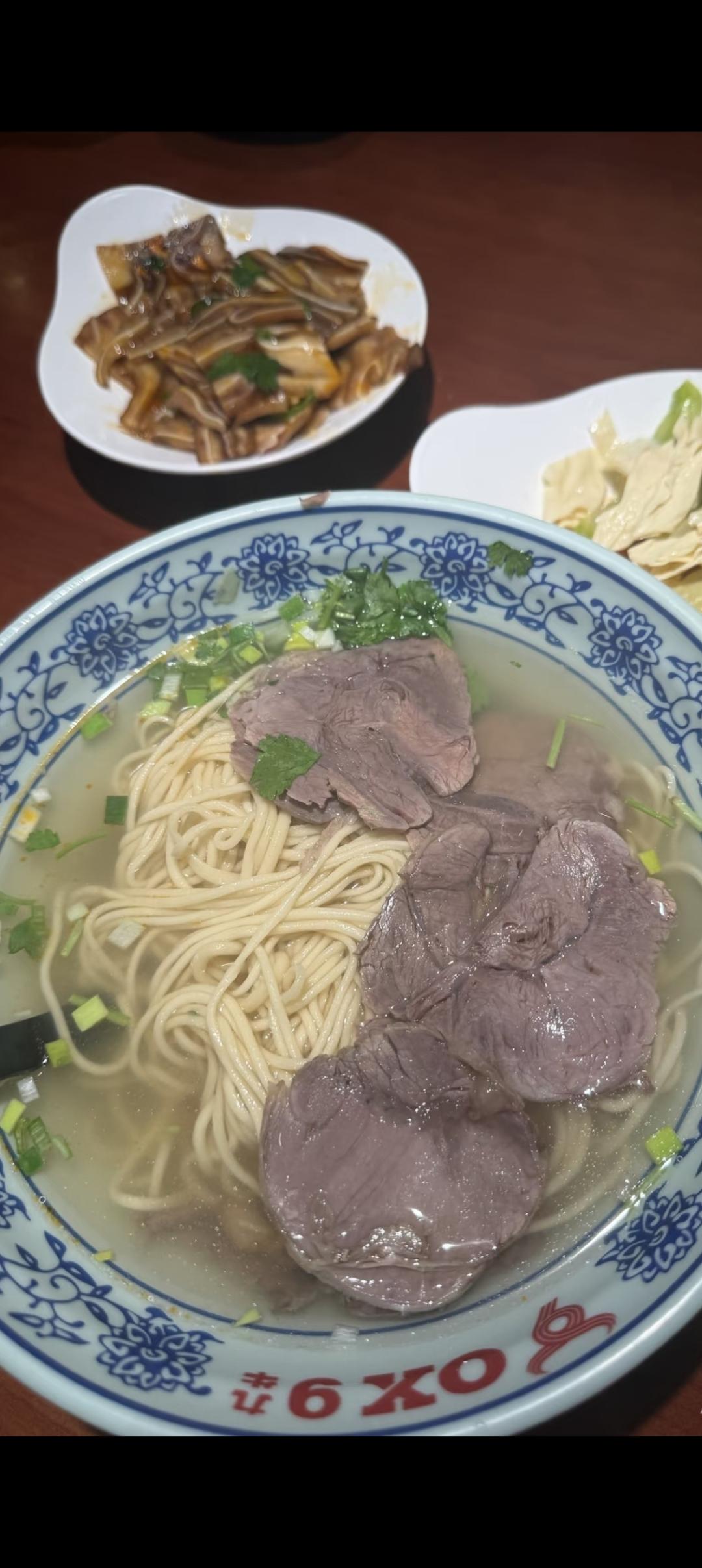 美国的物价是真高啊？4碗面外加两个小菜，一共花了105美元，折合人民币717