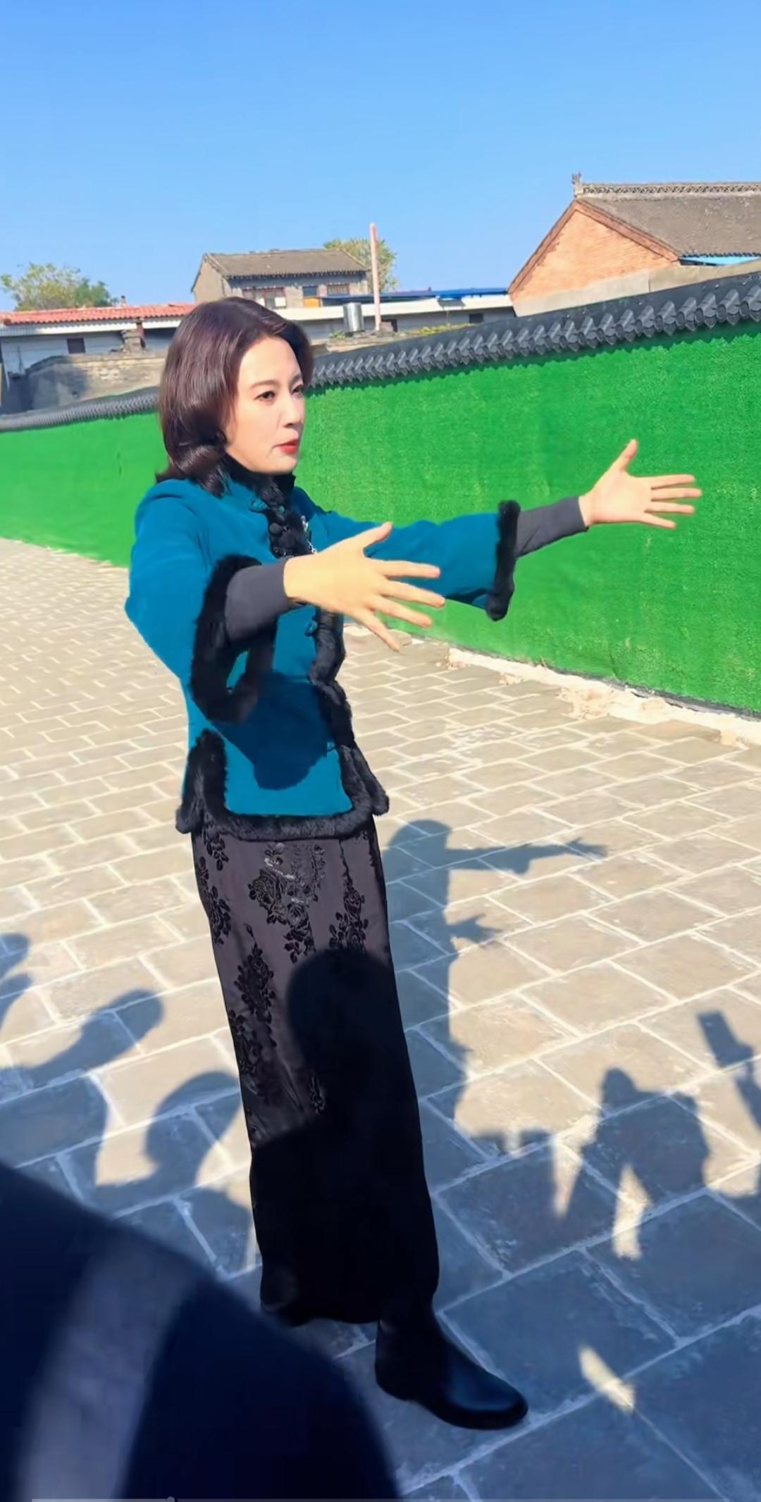 芳菲，从衣服上就能看出，特别喜欢传统文化。