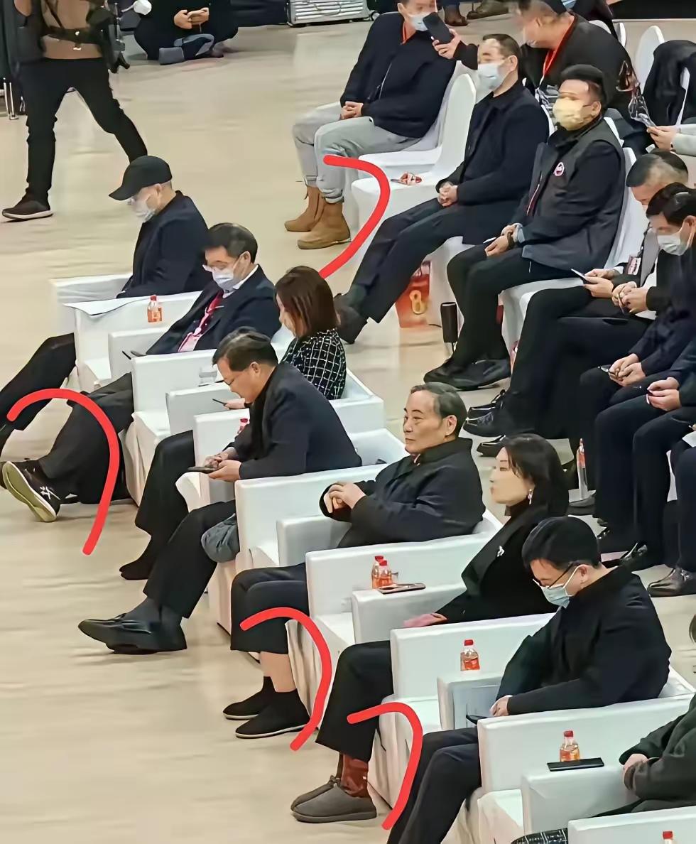 实用主义盛行，商务皮鞋不舒服，市场越来越小。