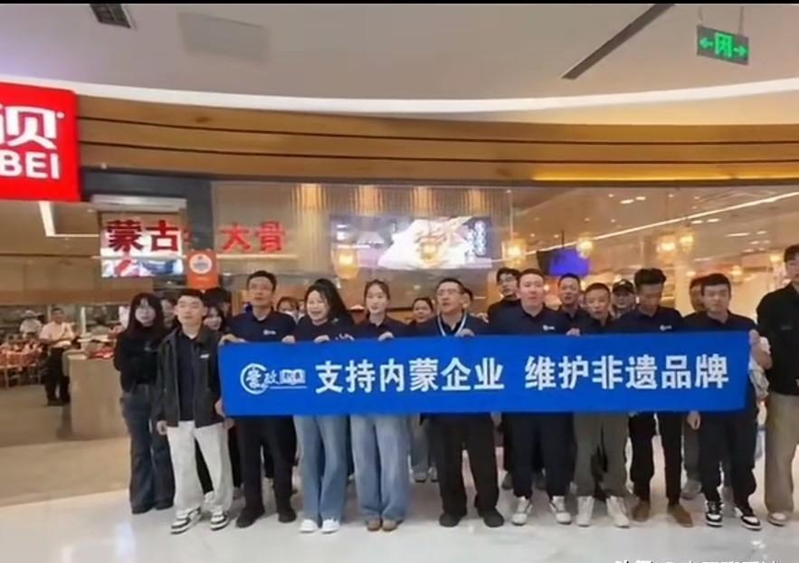 罗永浩一开口，西贝的锅就炸了。不是他骂得狠，是大家早憋着火。儿童餐里吃出异物