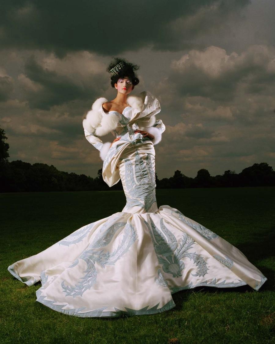 摄影师YurikoTakagi在2004年为霓虹版《VOGUE》拍摄的一组时装