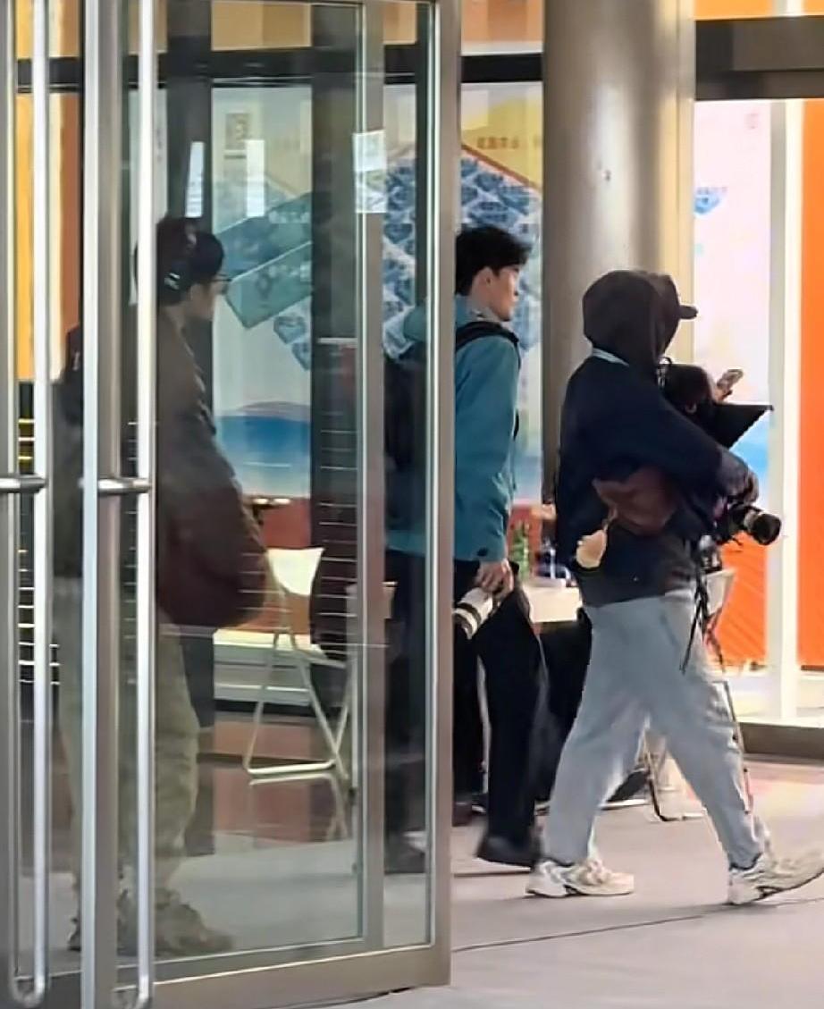 与辉同行这个团队，简直是在用“特种兵”的标准做直播。前脚刚结束舟车劳顿的新疆之