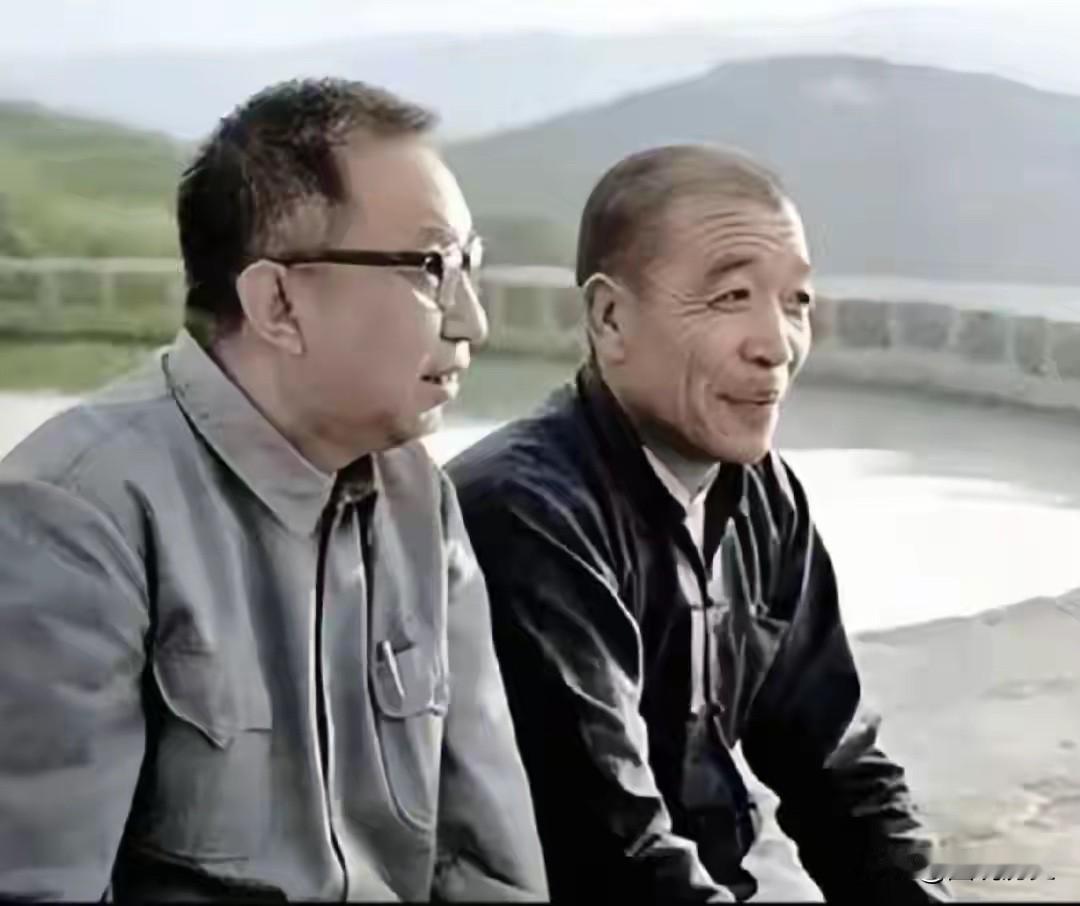 两位山西老乡70年代，两位山西老乡坐在山西虎头山上交流着什么，被随行记者抓拍