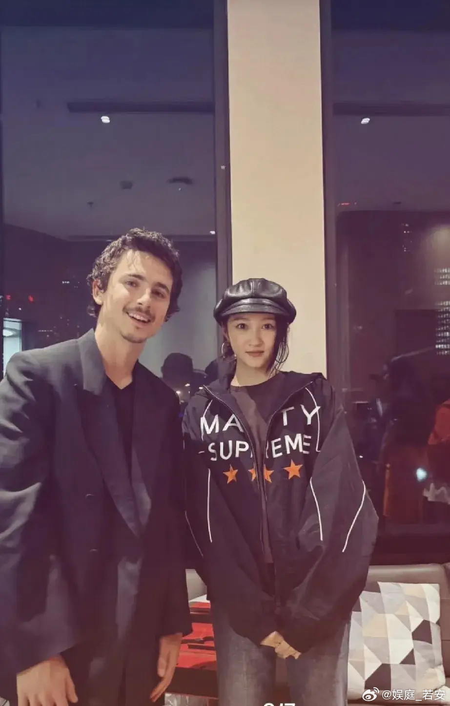 关晓彤ins更新了和甜茶的合照，万万没想到，网友们的第一反应都是，哇，居然甜茶有