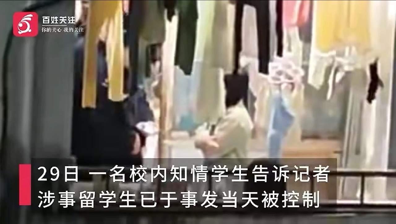 外国留学生爬窗强行进入女生宿舍，轻车熟路肯定密谋已久现在的留学