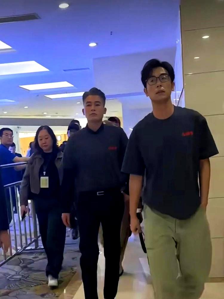 甩掉50斤肉后的马思纯，状态真的回春了。之前她因为治抑郁吃药，体重一度涨