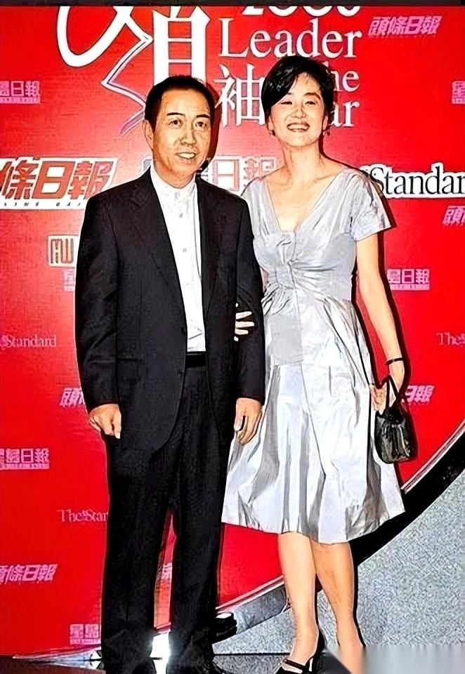 有两张林青霞的照片，一张是和秦汉，一张是和她后来的丈夫。很多人都说，不愿意看后