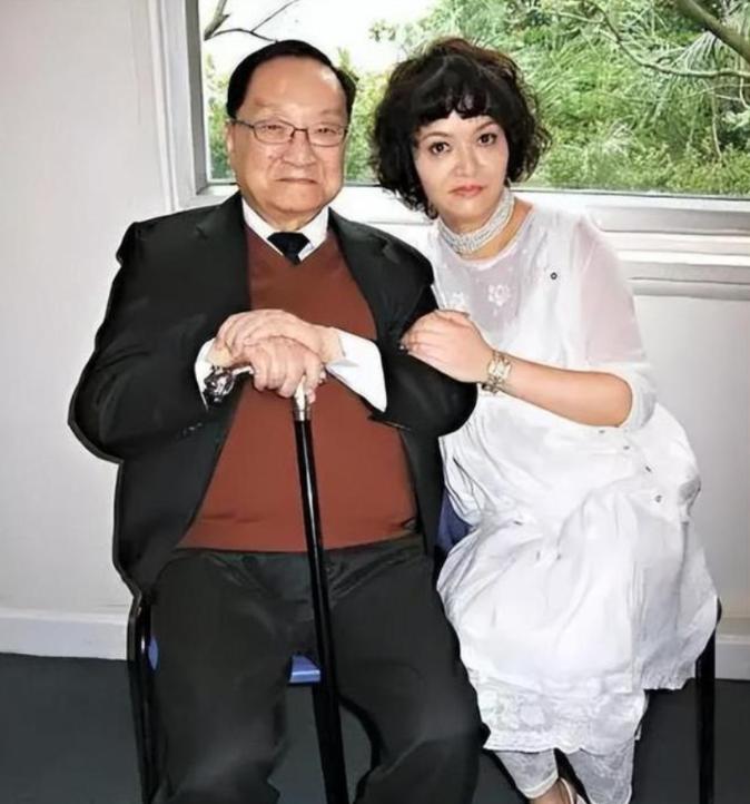 1976年，52岁的金庸爱上16岁女招待，执意与妻子离婚。妻子说：可以，对