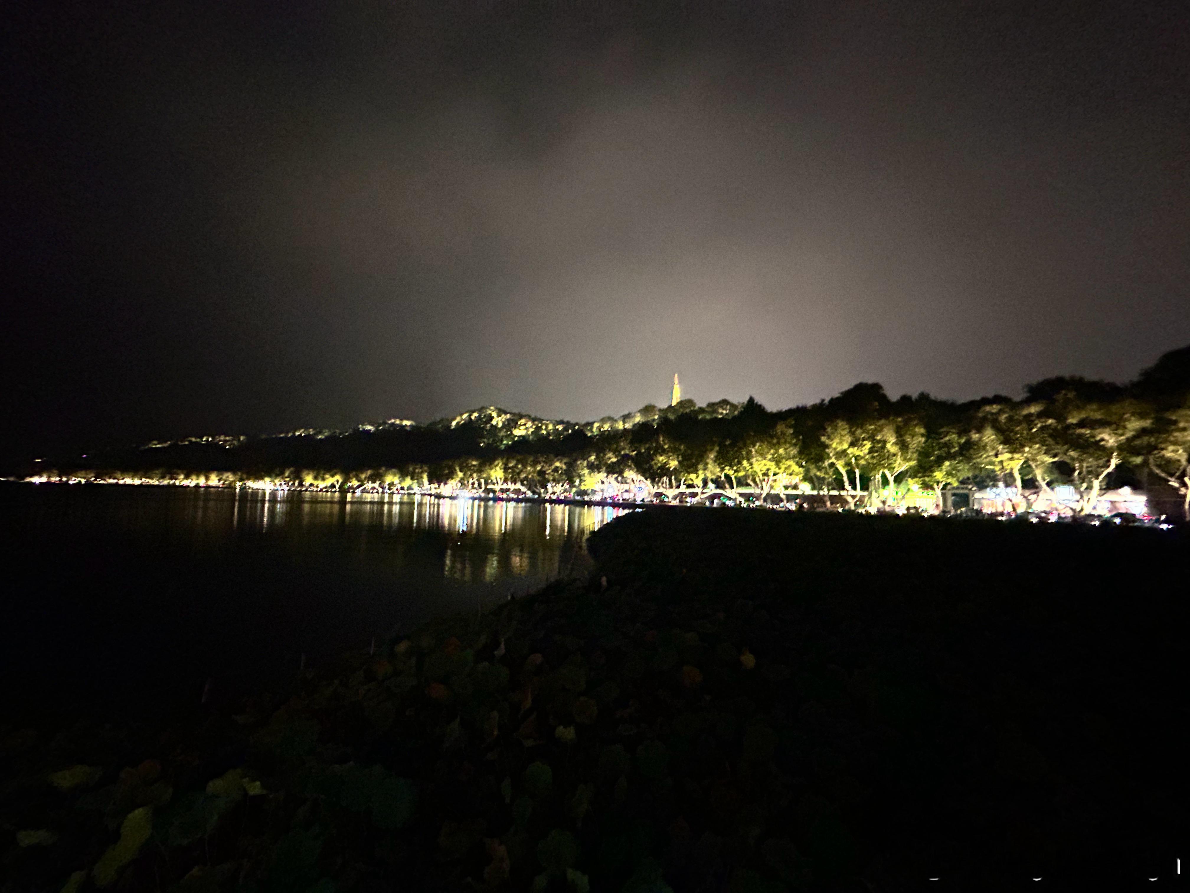 趁着假期的尾巴，夜游一下世界著名景点西湖[doge]虽然已经是假期倒数第二天了，但人