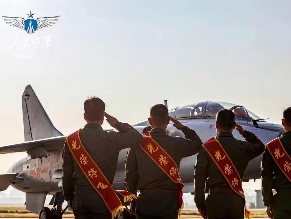 每年的年底，都是向军队老装备“告别”的时刻，没想到这次要告别的是歼/轰7“飞豹”
