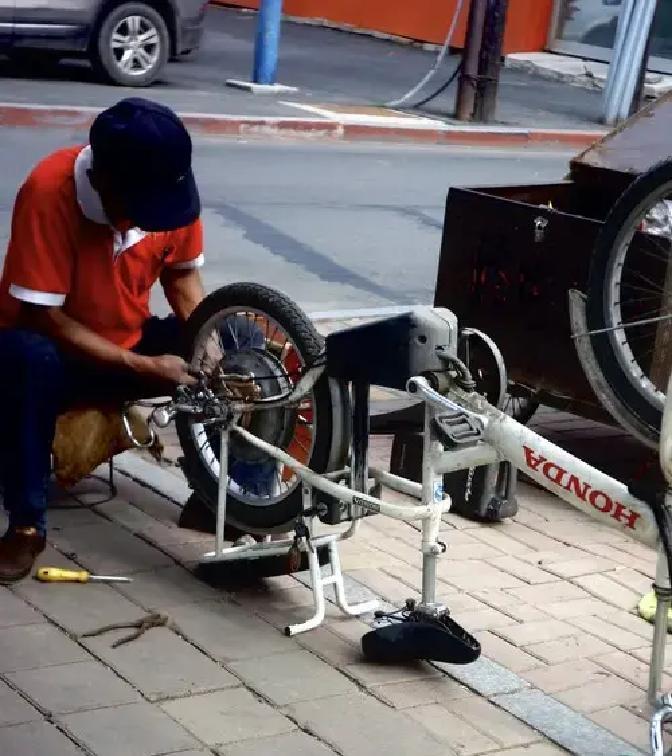 53岁修车老周蹲菜市场门口抽完7根烟，终于等到苏晚香拎10斤米走不动路，他一声不