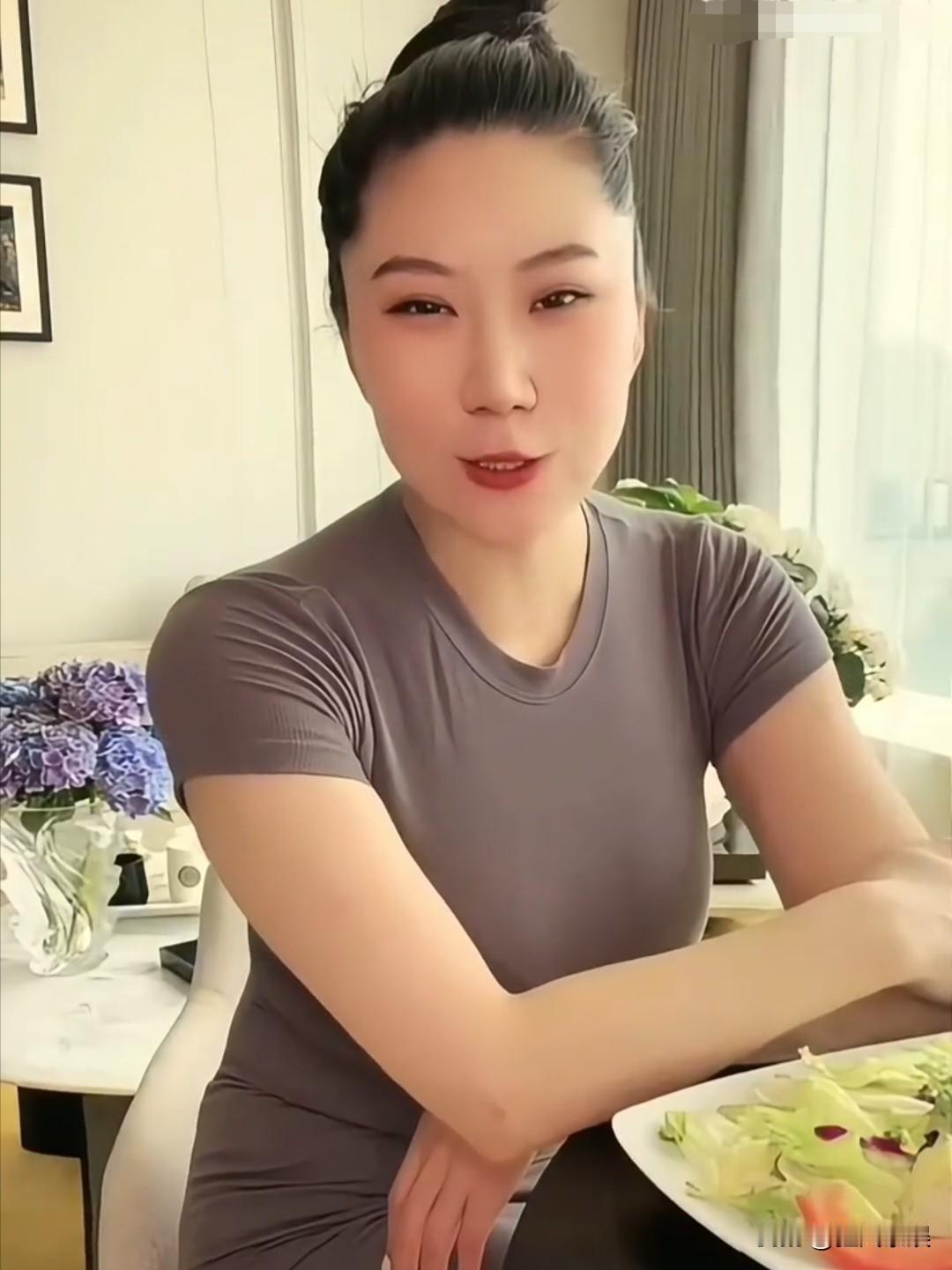 谢贤去世的新闻余温未散，他的前女友Coco，却因为一场直播被推上了热搜7月2