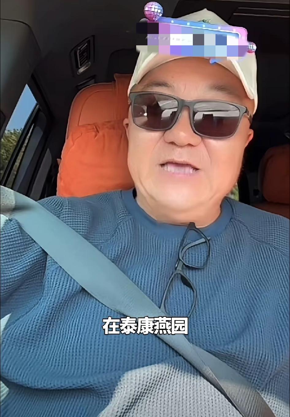 董路直播时特别为他父母花了300万住进顶级养老院养老而自豪。董路说:我爸妈养老这