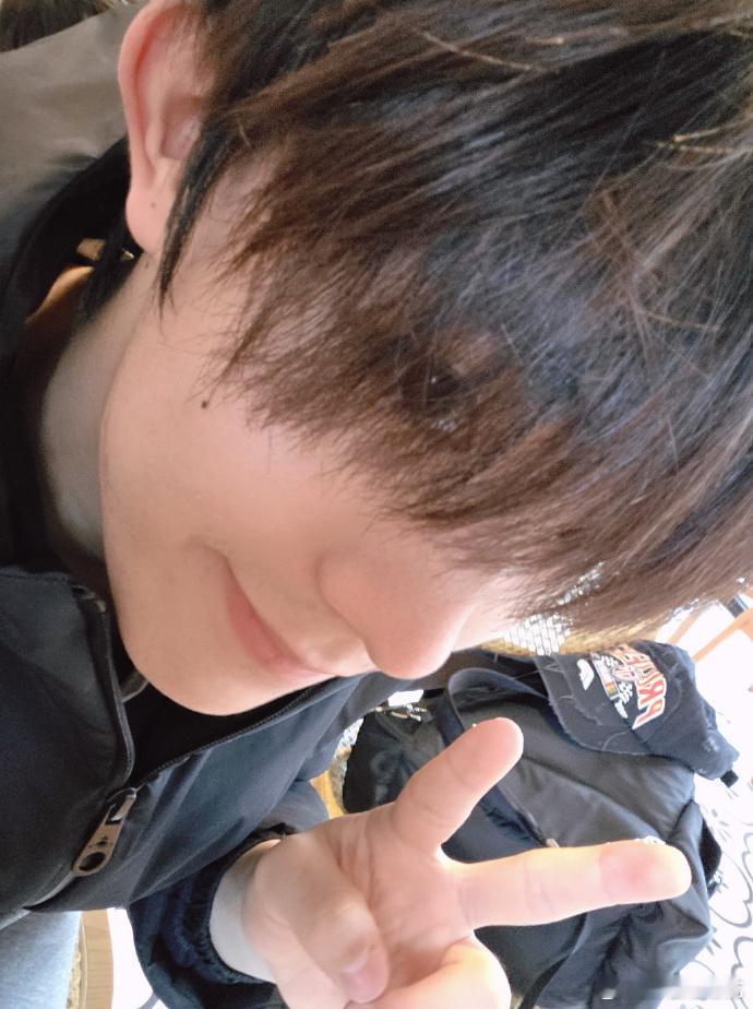 苏新皓顺毛男高帅的真的是好轻松呀，完全就是我的可爱小狗的即视感！真的很有青春感