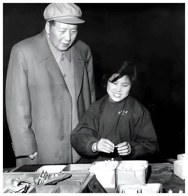 毛主席在沈阳视察一家机床电器厂，车间里气氛僵硬，工人们奉命低头干活，没人敢吱声。