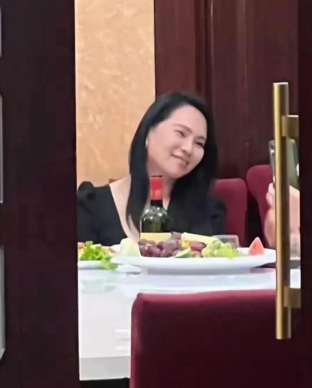 伊能静素颜惊人，网友一看不由得感叹：原来全是“照骗”！伊能静素颜在国外吃饭被