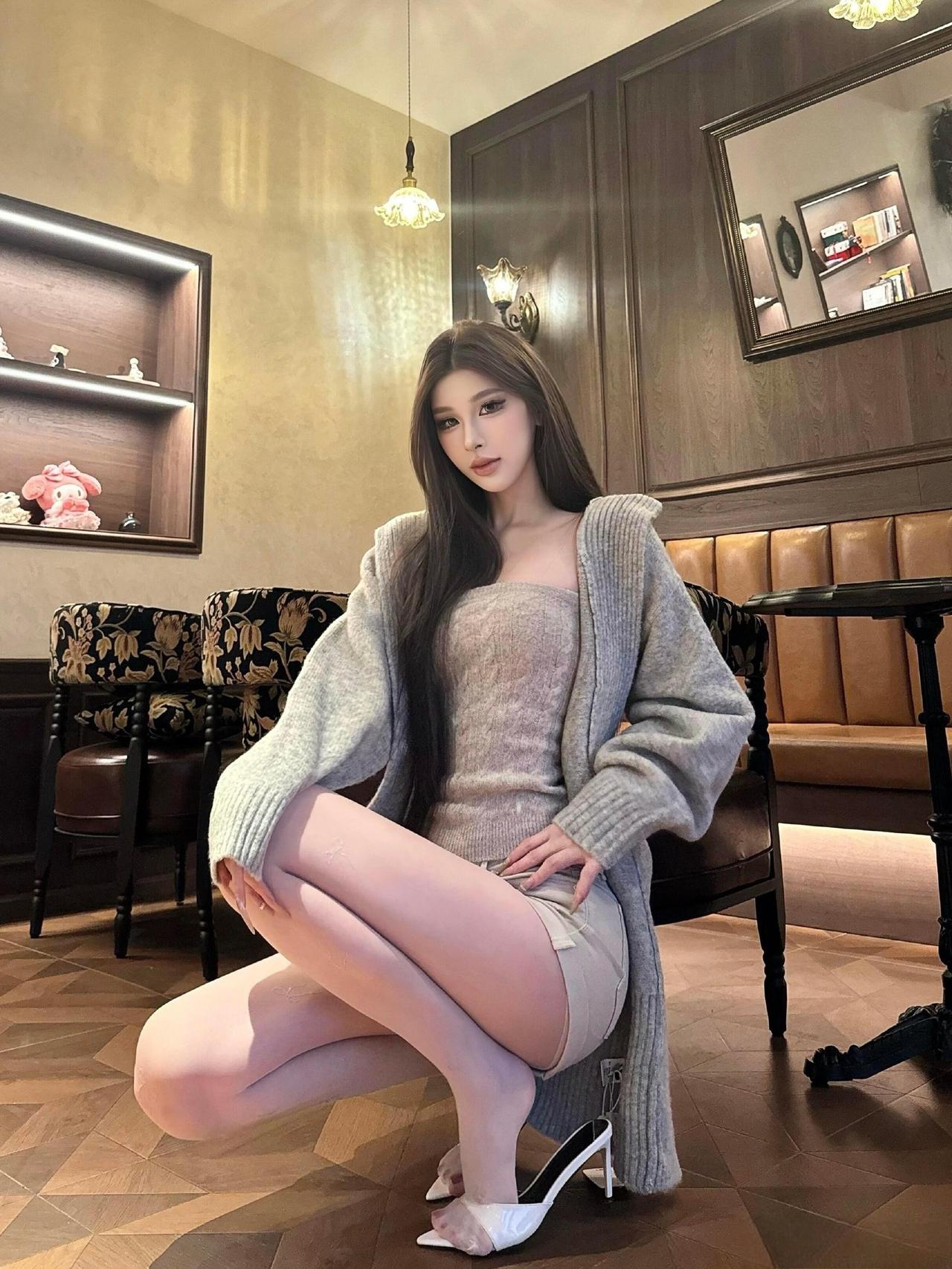 这套是温柔松弛轻熟风，核心是浅灰同色系叠穿：针织开衫+抹胸内搭自带松弛温柔感，短