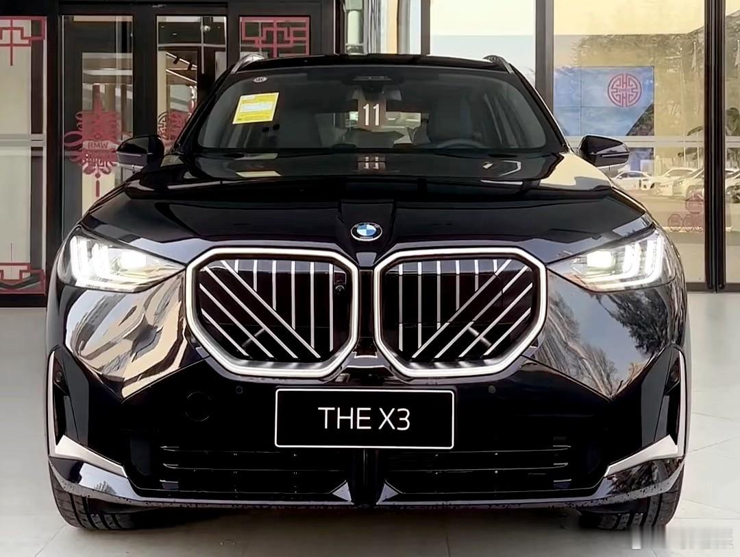 现款宝马X3L因加长轴距导致比例失调，设计缺乏新意，且未受益于品牌最新电动技术