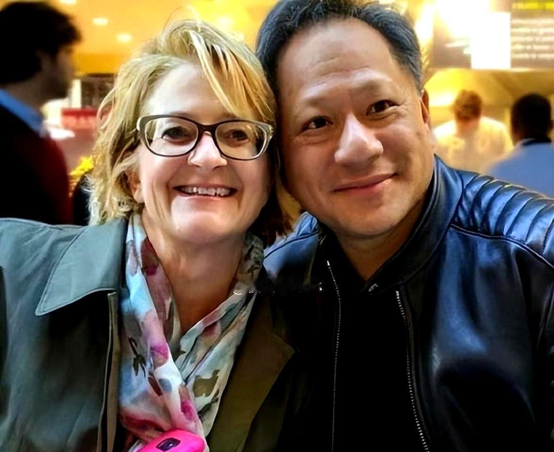 黄仁勋那件穿了几万块的旧皮衣底下，老婆洛丽不买包不搞社交，却在2023年，直接把