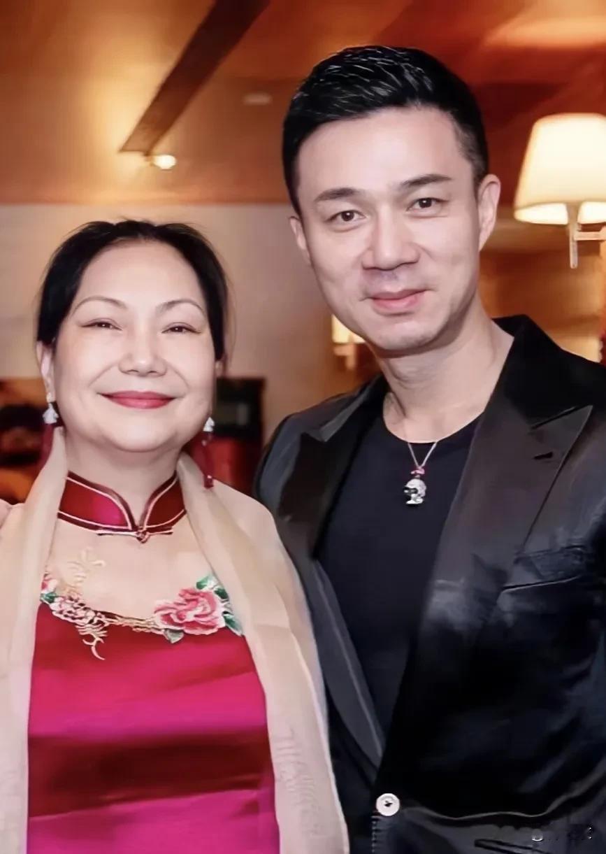 黄春梅在女儿去世后，精神状态受到严重的打击，时常在半夜痛苦发文，毕竟白发人送黑发