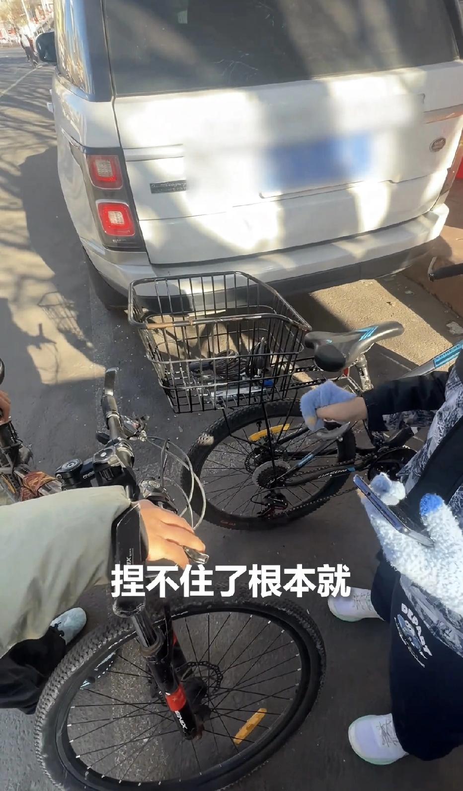 上人民日报了！内蒙古呼和浩特，一个小男孩和小伙伴一起骑自行车玩耍时，一不小心就剐