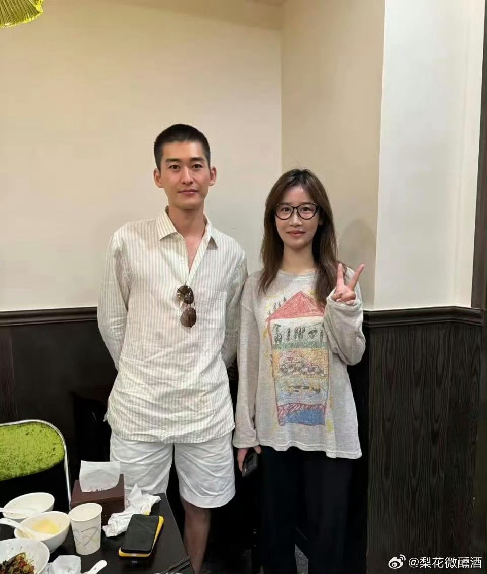 张翰在上海逛街吃饭被偶遇，他减肥了，剪了寸头，没有油腻的感觉了