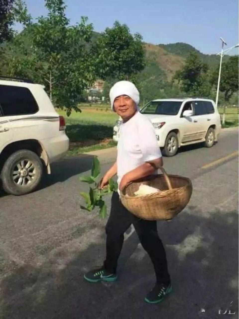 胖东来董事长于东来有些打扮很特别，比如图一的他白头巾白上衣加上挎个菜篮子，衬得他