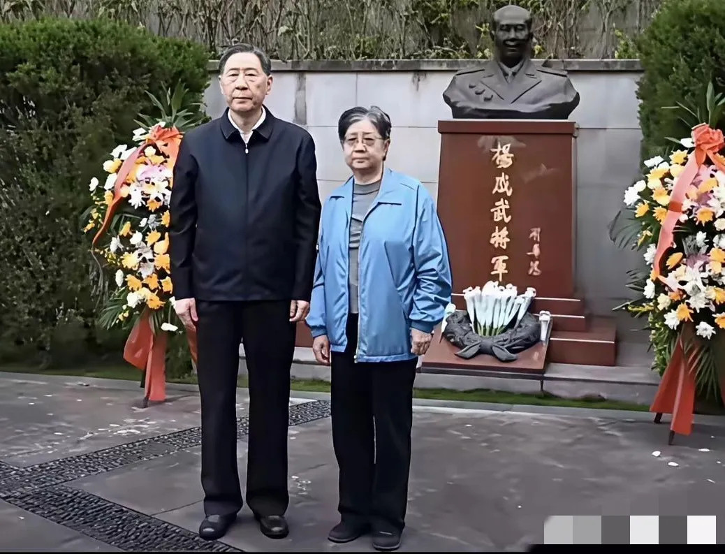 杨成武将军的女儿杨俊生少将,带着三弟杨东胜去祭拜父亲时的一幕，姐弟俩站在父亲