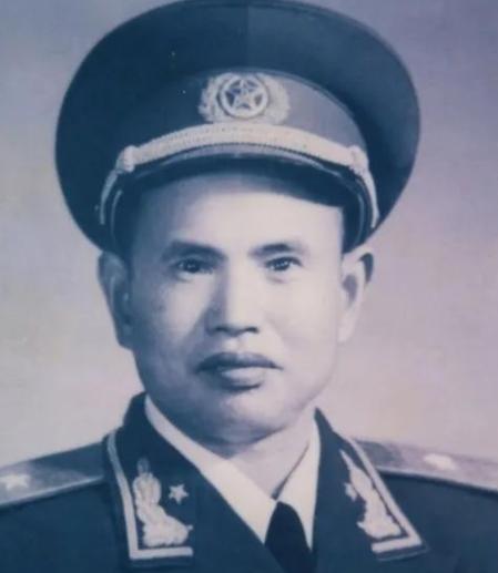 1938年，八路军打退日军进攻后，营长王耀南突然下达了一个奇怪的命令："大家快