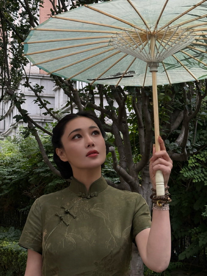 张馨予你好新人话剧演员张馨予绿旗袍look张馨予新人话剧演员绿旗袍look记录