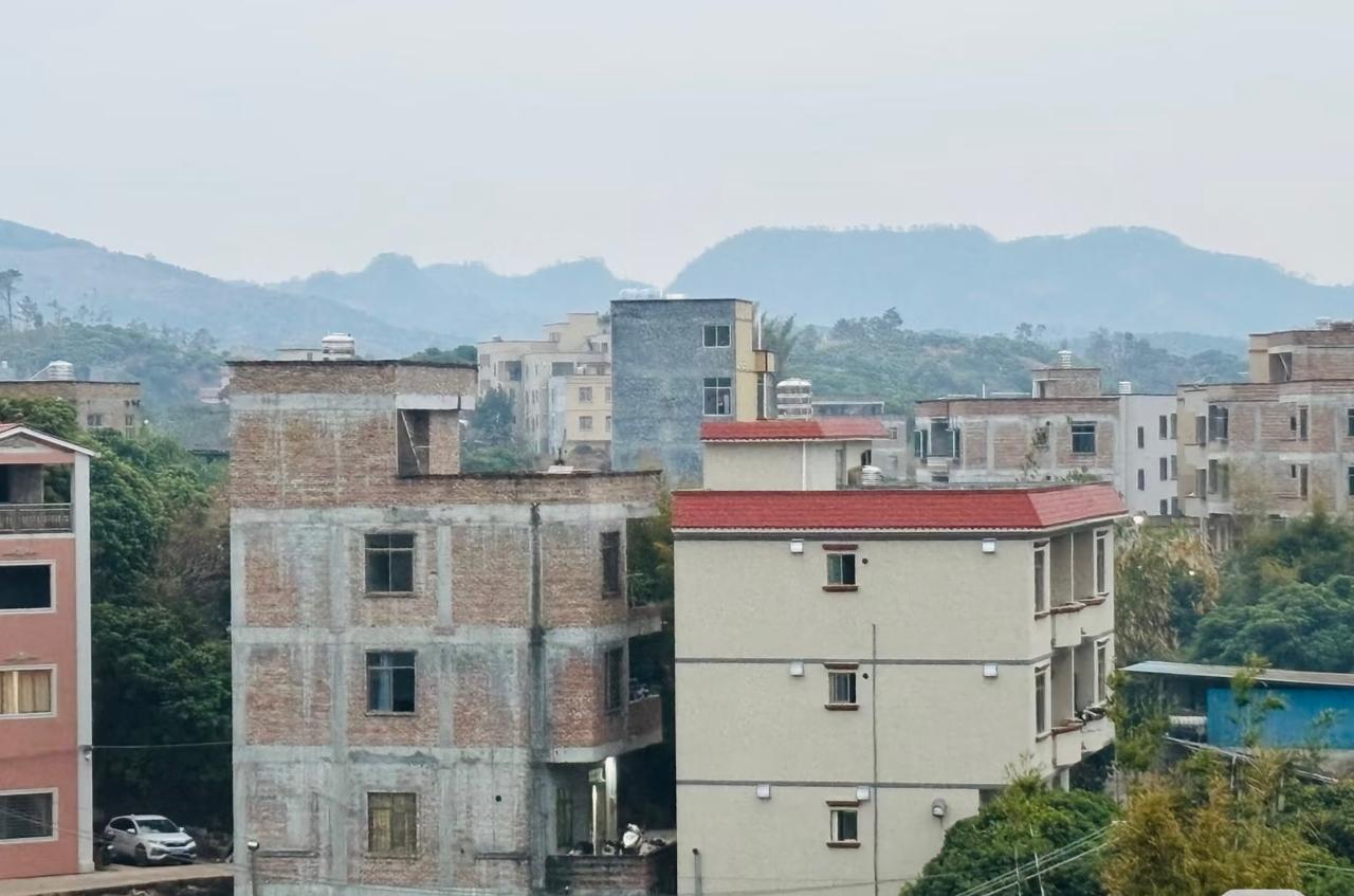 广西人最不爱攀比，其它地方自建房一座比一座漂亮；而广西虽然也建四五层楼房、但外立