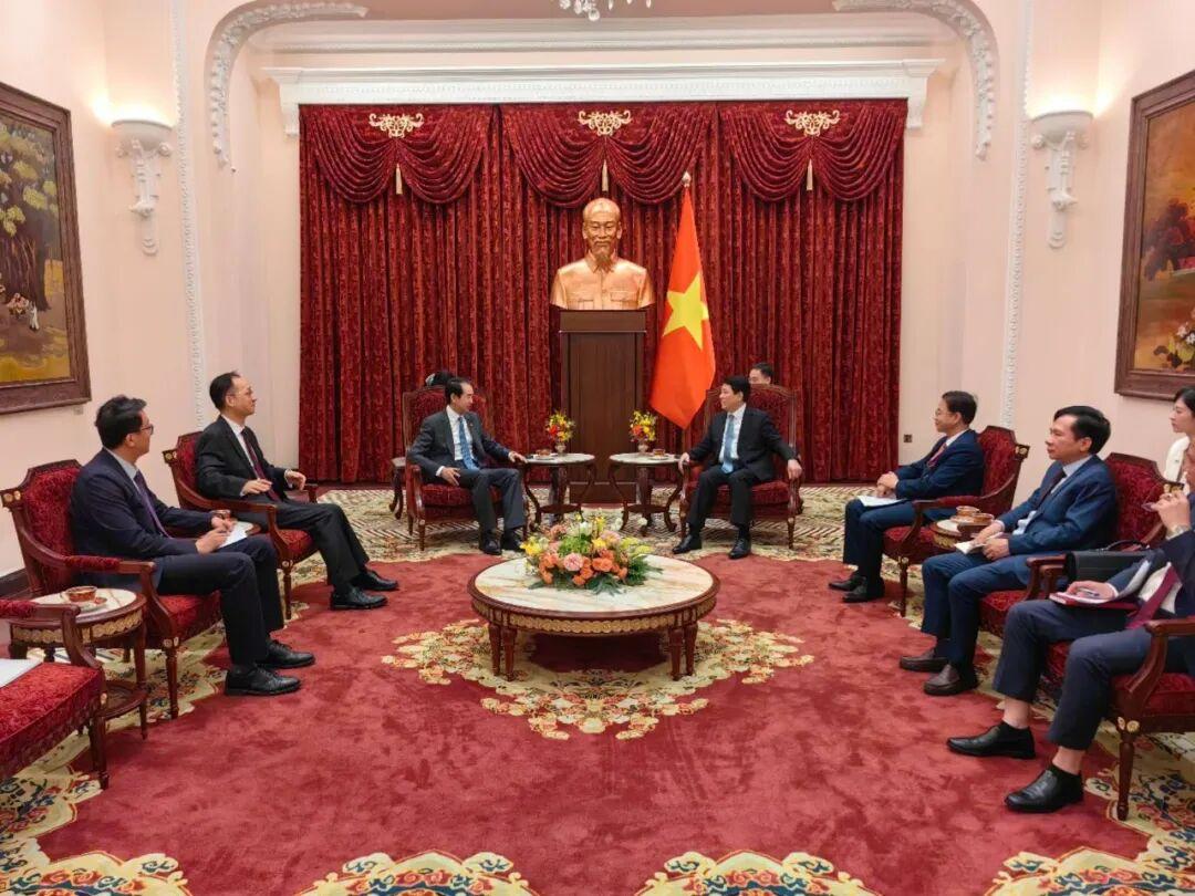 给予很高礼遇！8月7日，中方驻越南大使何先生专程看望越南前四驾马车梁强。梁强