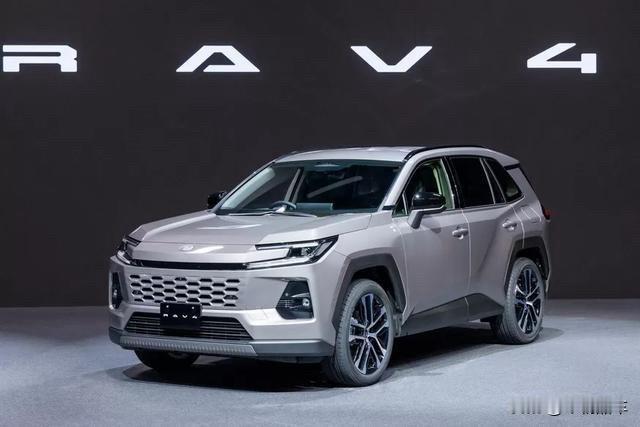 2026款丰田rav4正式亮相了，不出意料还是硬朗的风格。丰田啊丰田，你就不能设