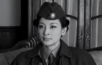 1940年，我党情报员康乃尔正在茶馆打牌。突然，一军统靓女，一把抢过他手里的牌说