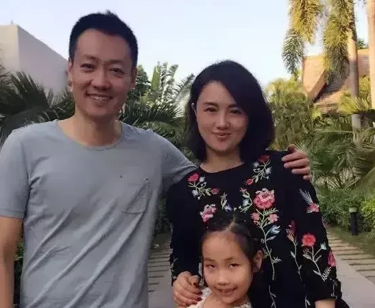 有一次，朱媛媛，李乃文和一个女生排练。女生很自然的喊李乃文帮自己整理下衣服。李乃