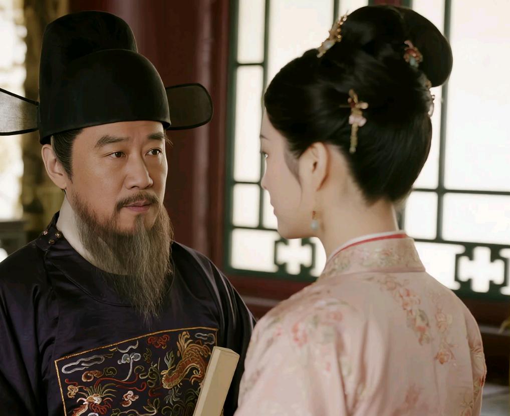 1626年，天启帝病重。魏忠贤领着几个怀孕的宫女跪在塌边，老泪纵横：“万岁爷，您