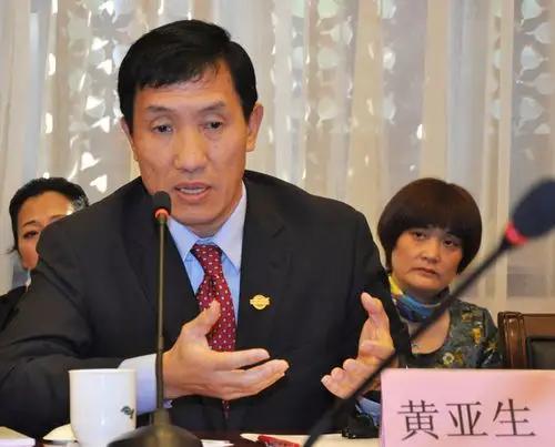 中国拿什么挑战美国？中国人均收入只相当于美国的8%。中国经济领域专家黄亚生劝