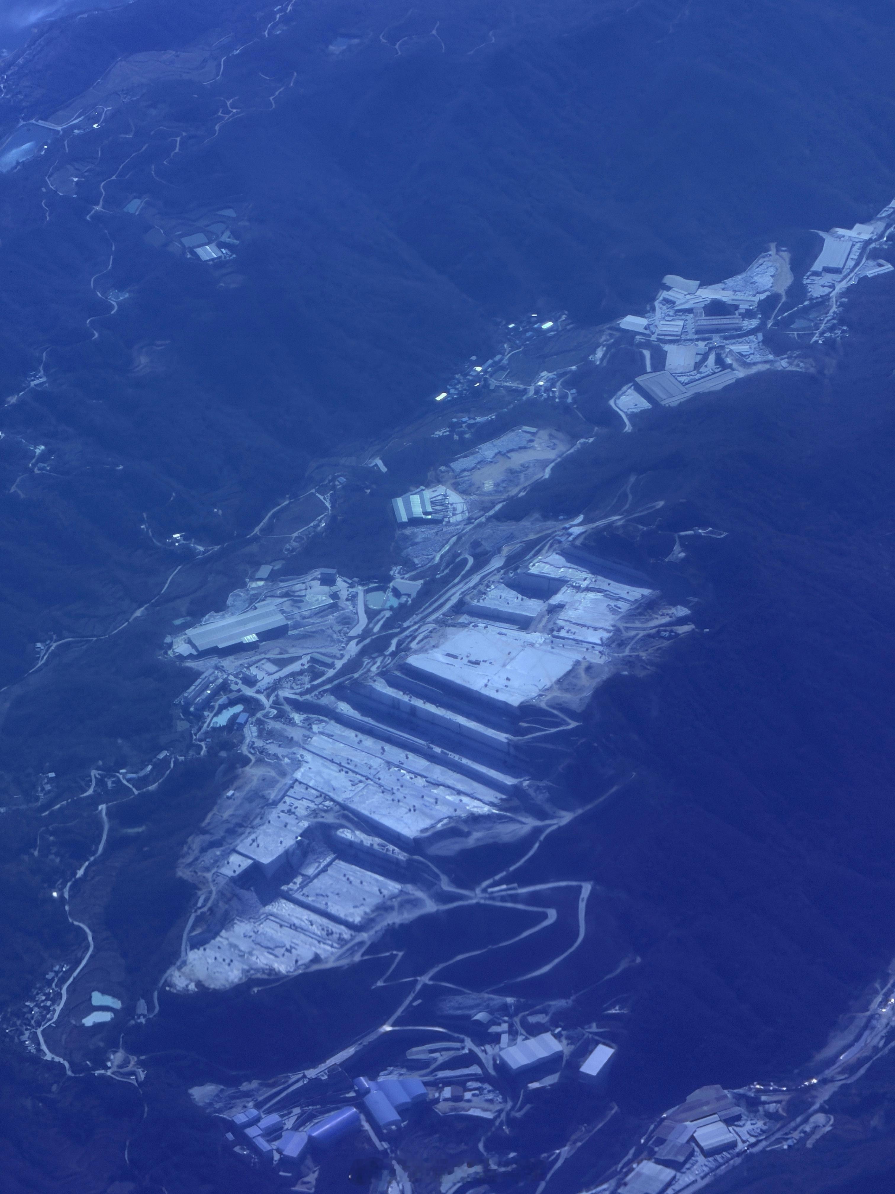 杭州飞重庆路上拍的，这是什么神仙地方？感觉半座山都没了～