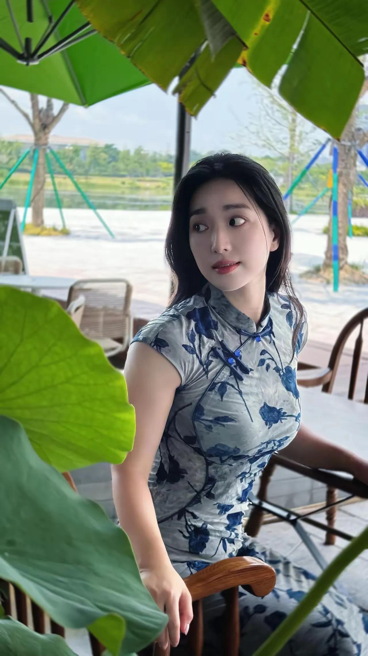 优雅旗袍，绿意盎然，静享午后时光。什么样的女人算自然美女人最耐看的长相是什么样